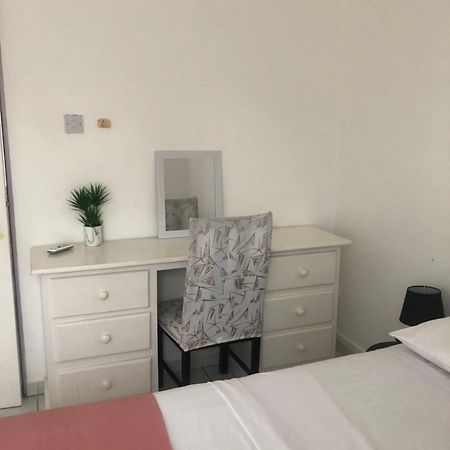 Home2Home Guesthouse كرايست تشيرش المظهر الخارجي الصورة