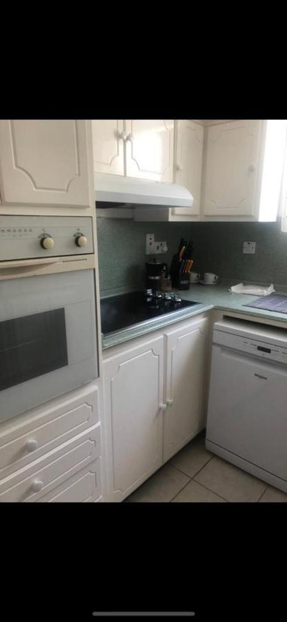 Home2Home Guesthouse كرايست تشيرش المظهر الخارجي الصورة