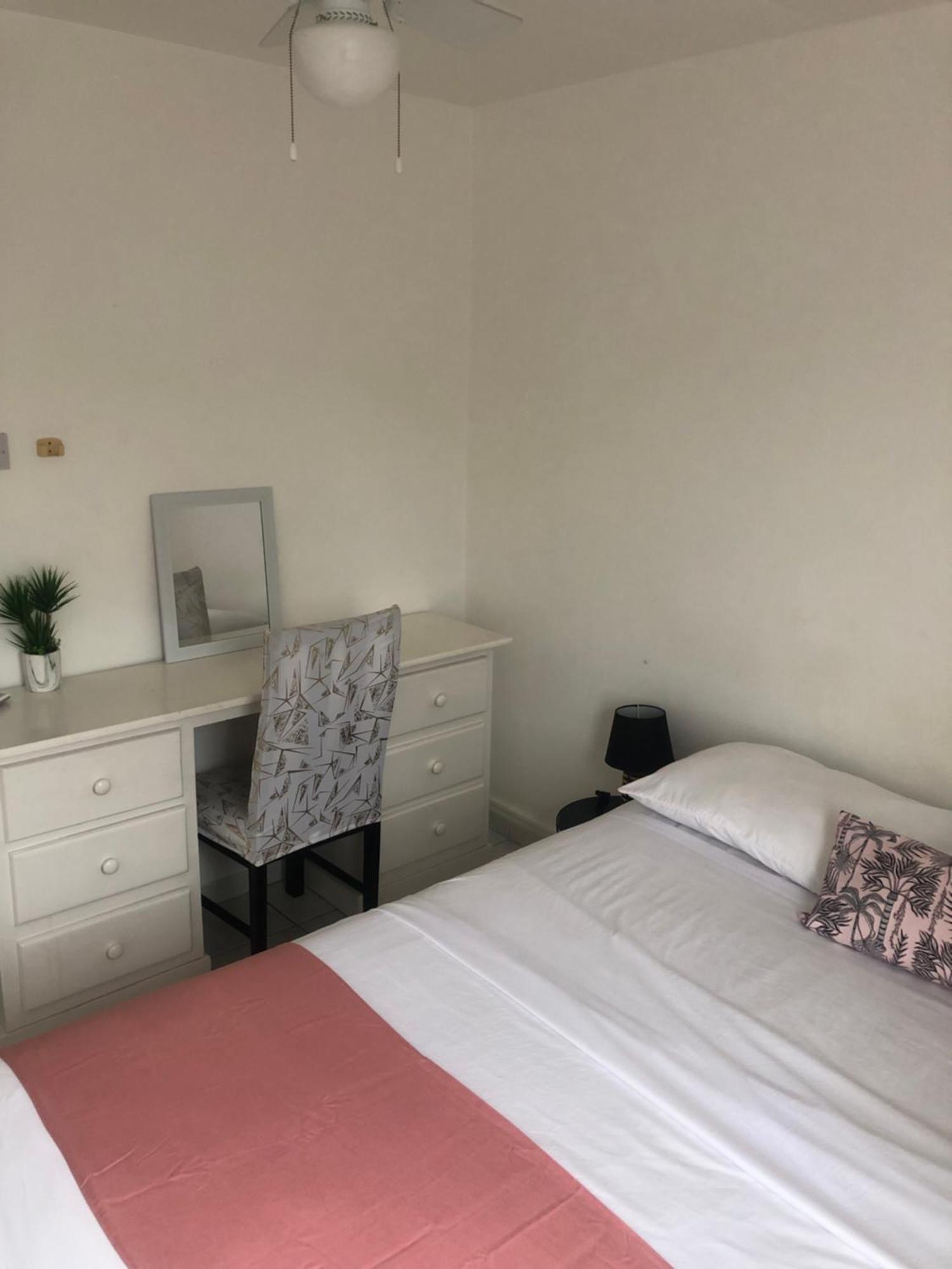Home2Home Guesthouse كرايست تشيرش المظهر الخارجي الصورة